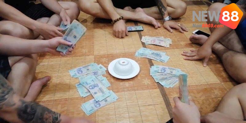chơi trò xóc đĩa tiền thật